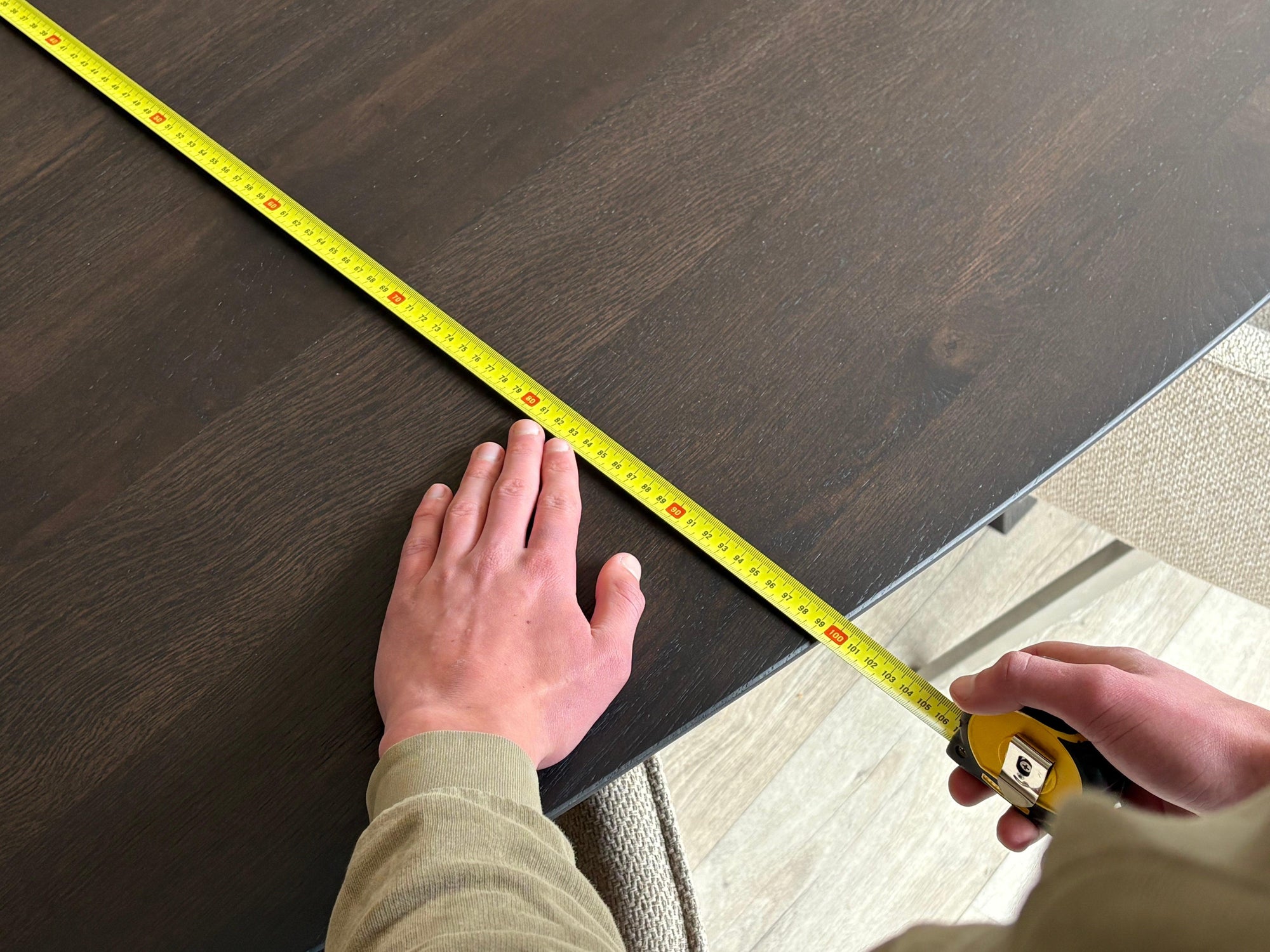 Het afmeten van een eiken eettafel