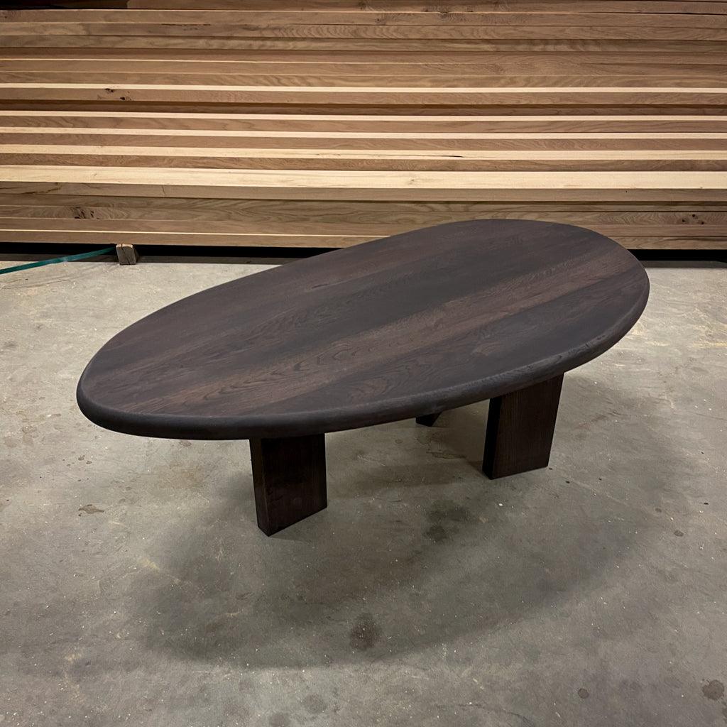 Salontafel van eikenhout in kiezelvorm