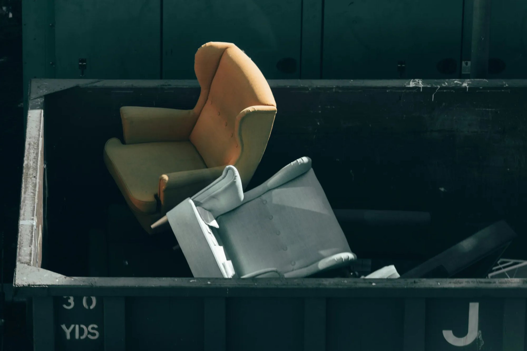 Fast furniture weggegooid op de vuilnisbelt