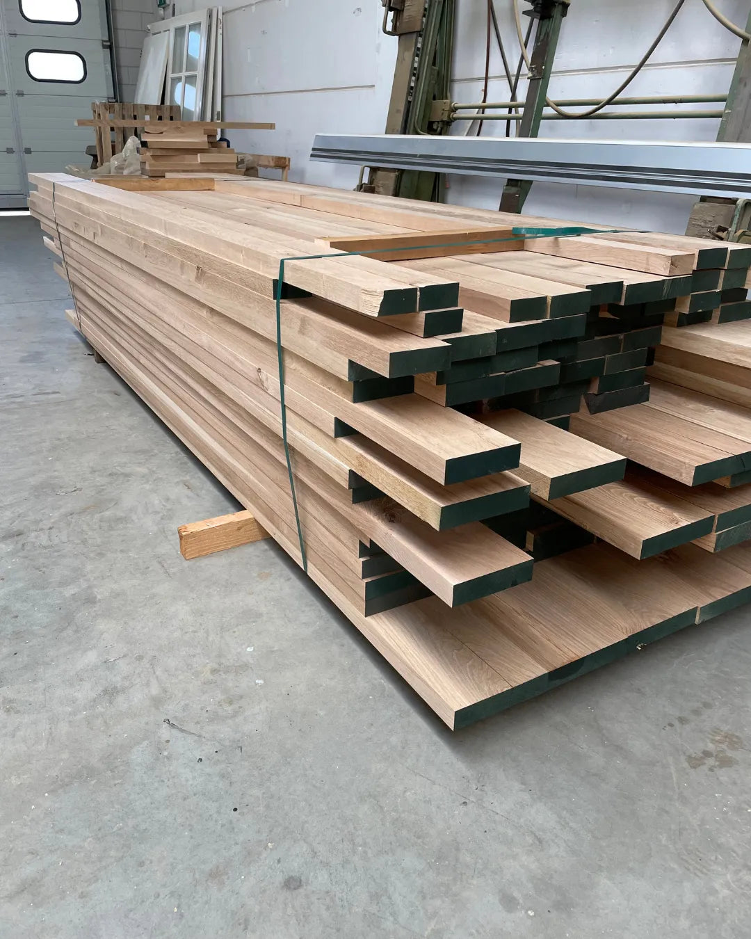 Eikenhouten planken klaar voor sortering