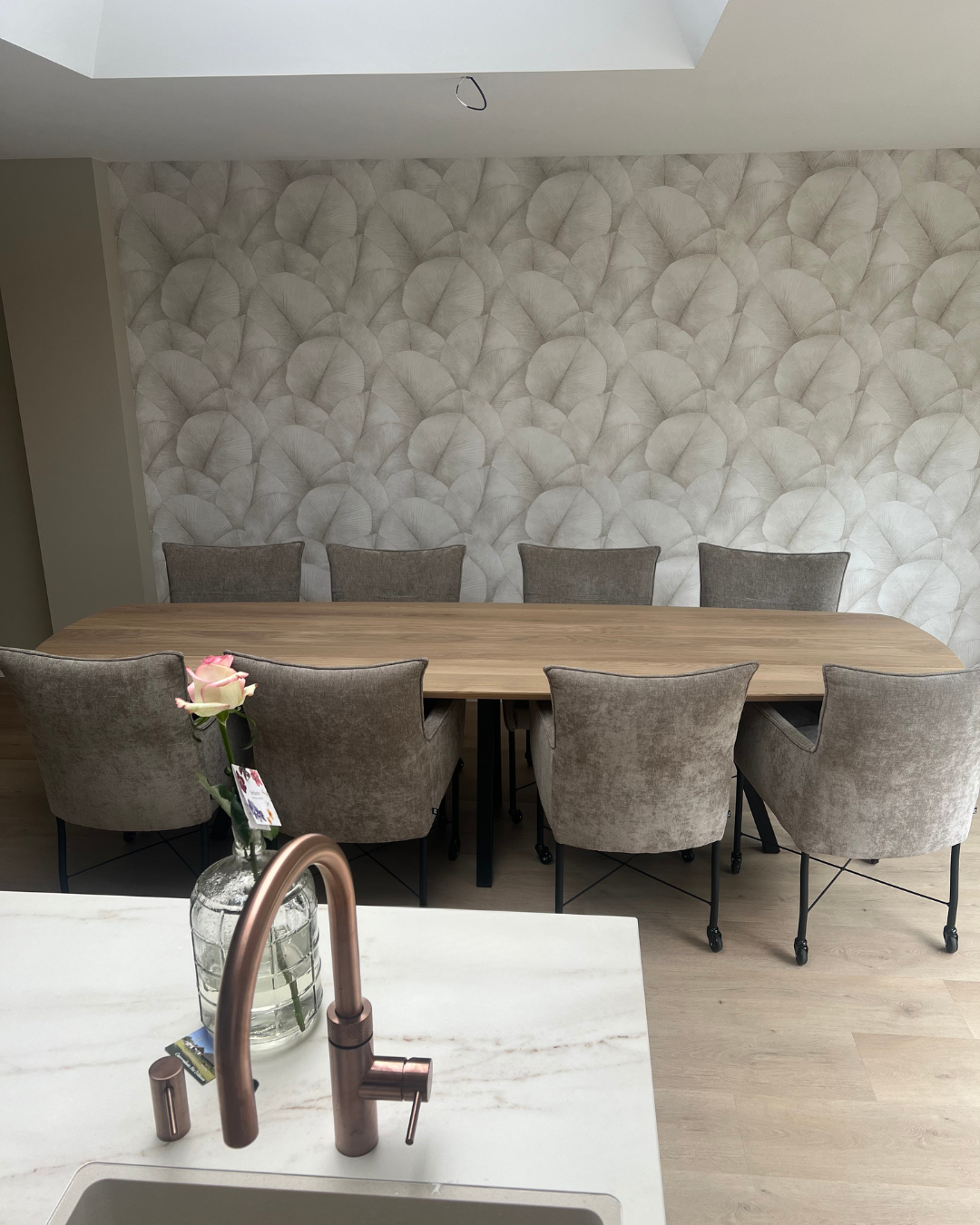 Eiken eettafel met 8 stoelen