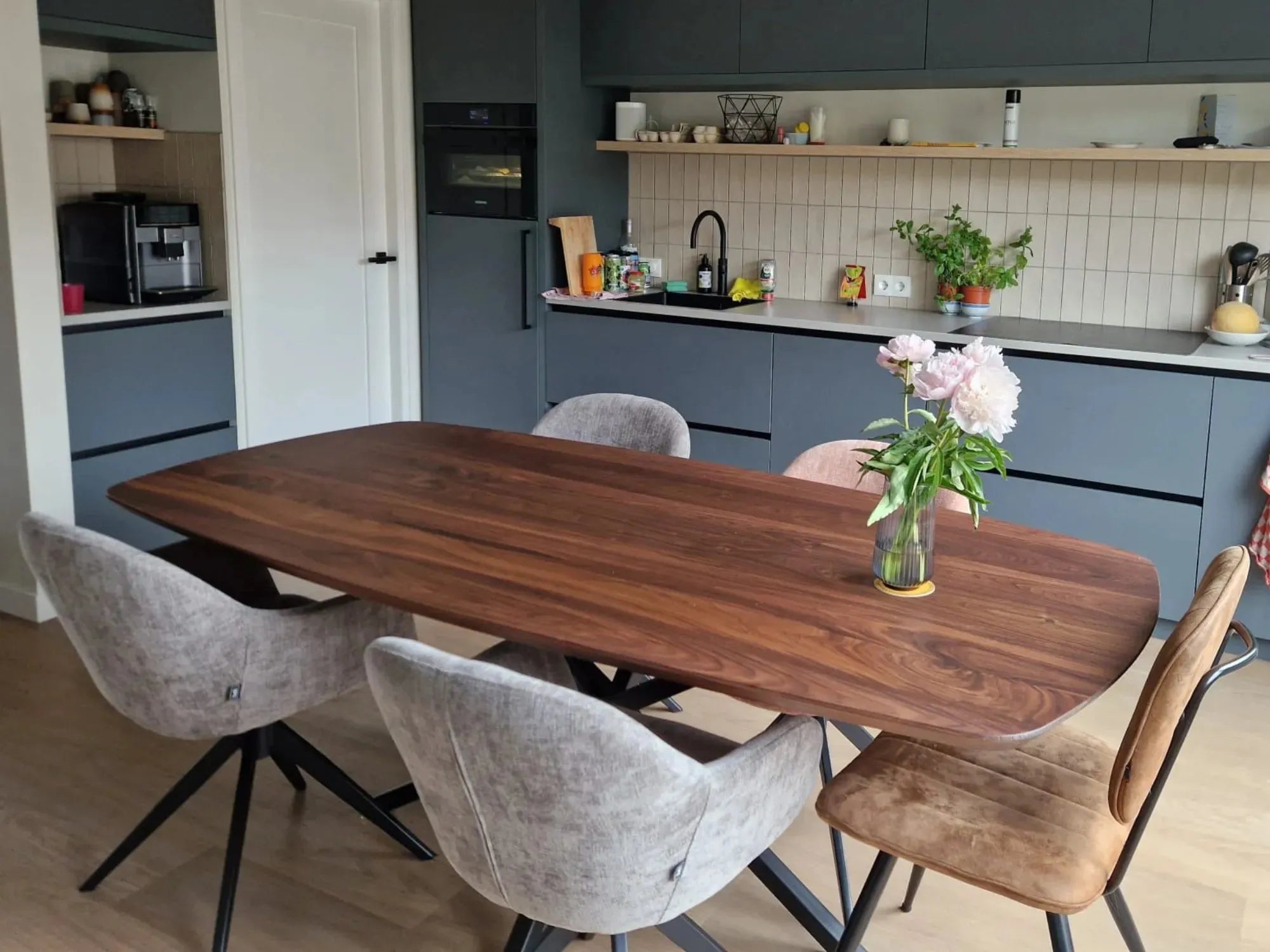 Eettafel gemaakt van massief notenhout
