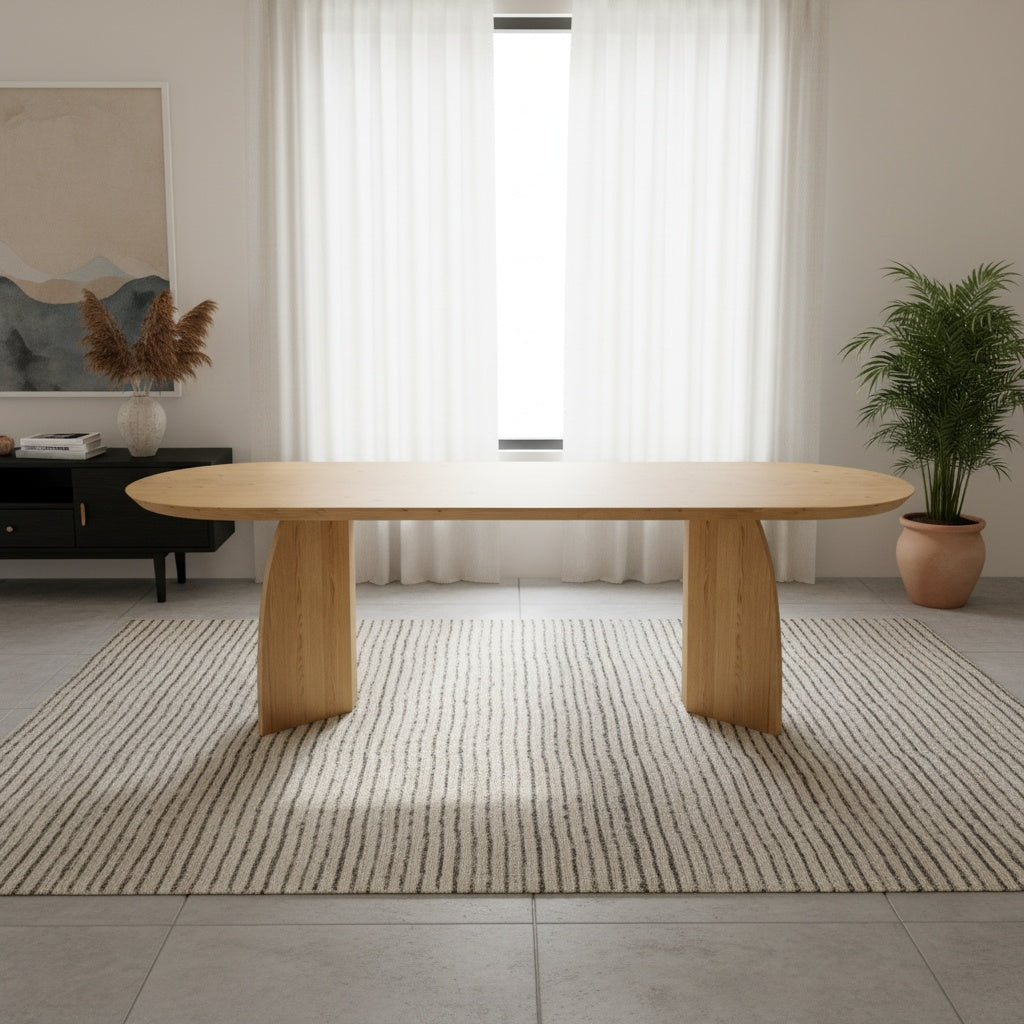 Flacher, ovaler Esstisch aus Eiche mit hölzernen Schmetterlingsbeinen