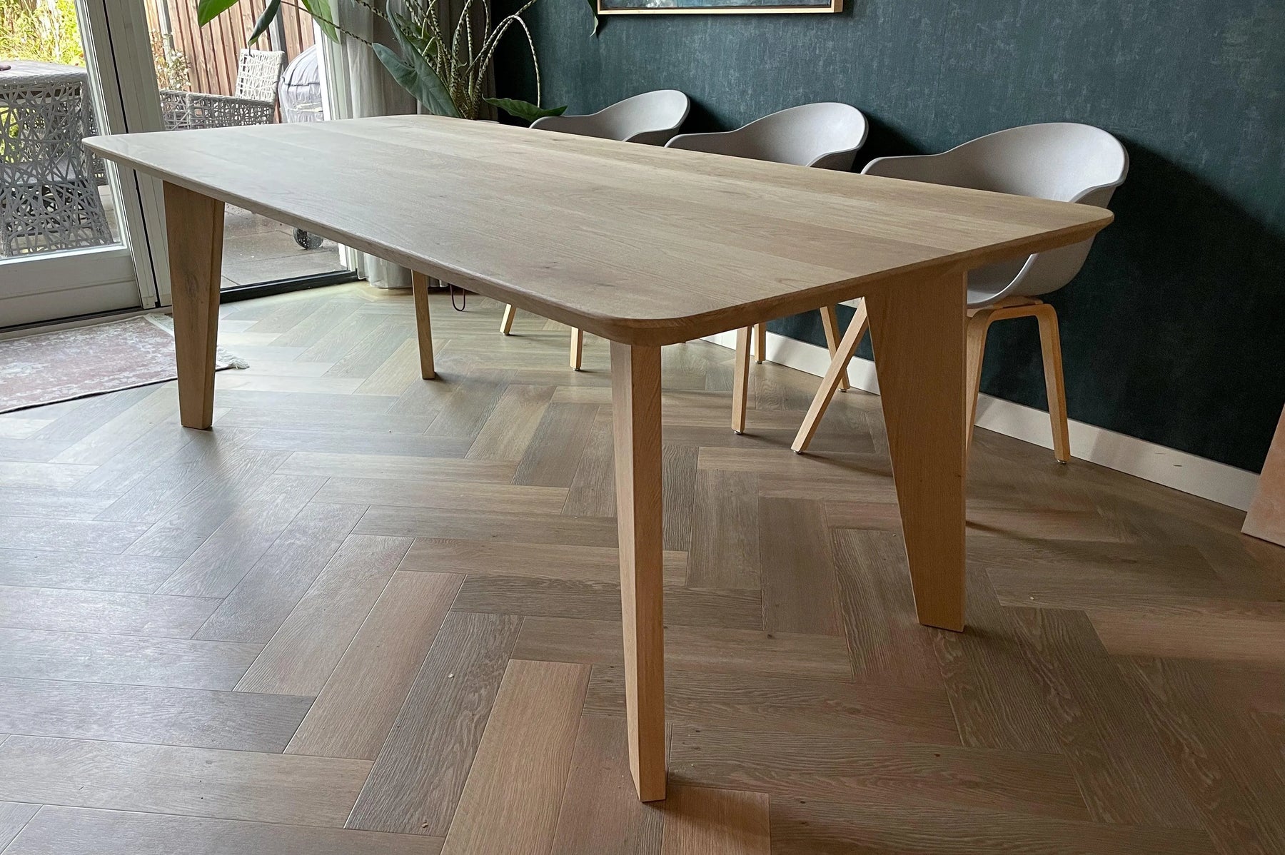 Eiken rechthoekige eettafel met Scandinavische houten poten