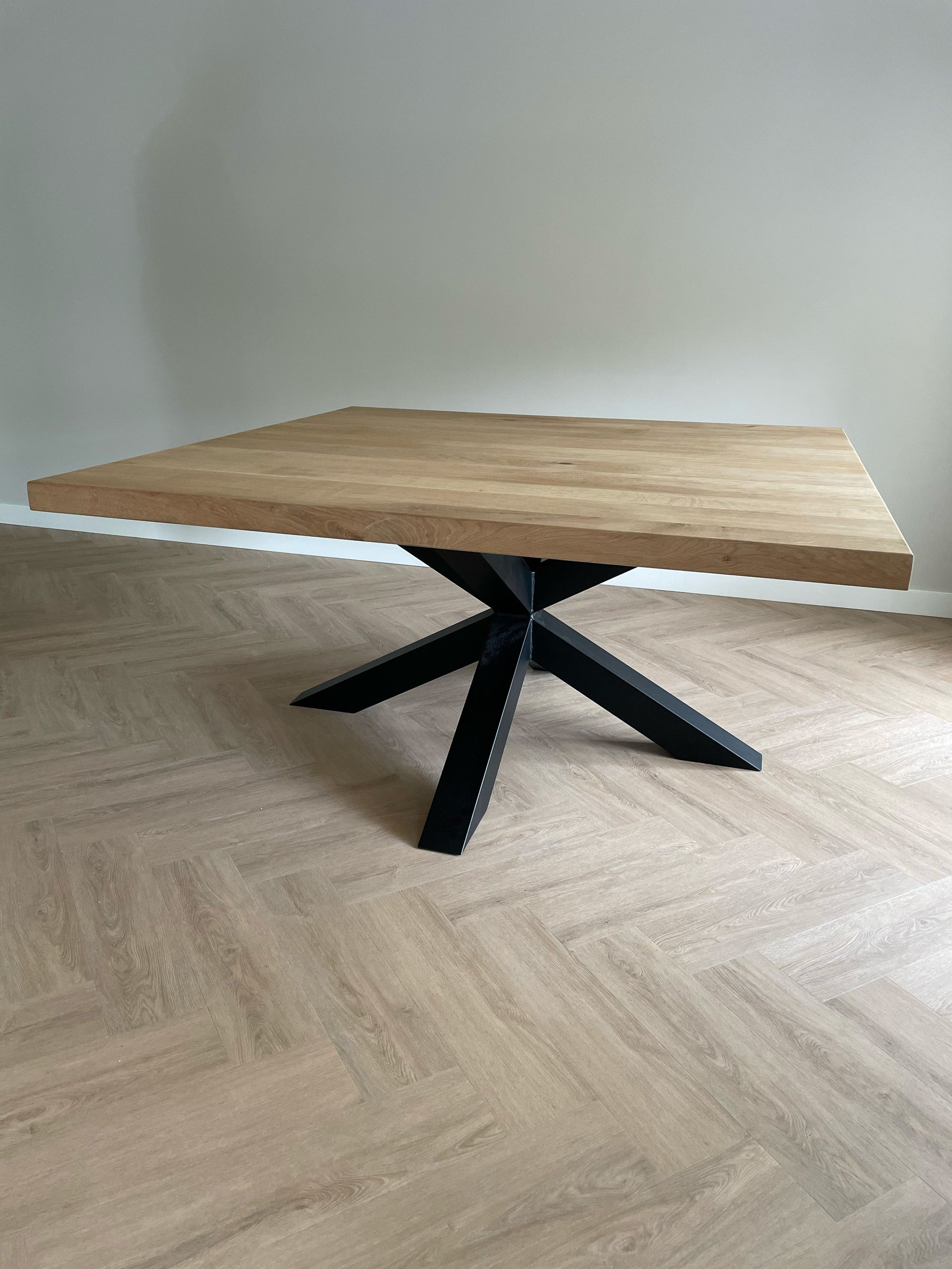 Eiken vierkante eettafel met stalen matrixpoot