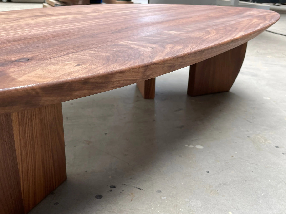 Kiezelvormige salontafel notenhout Nijhuis Meubels