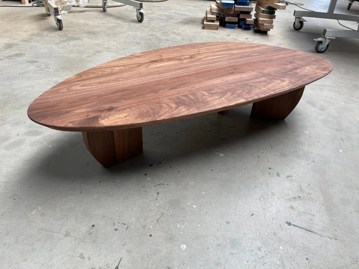 Kiezelvormige salontafel notenhout Nijhuis Meubels