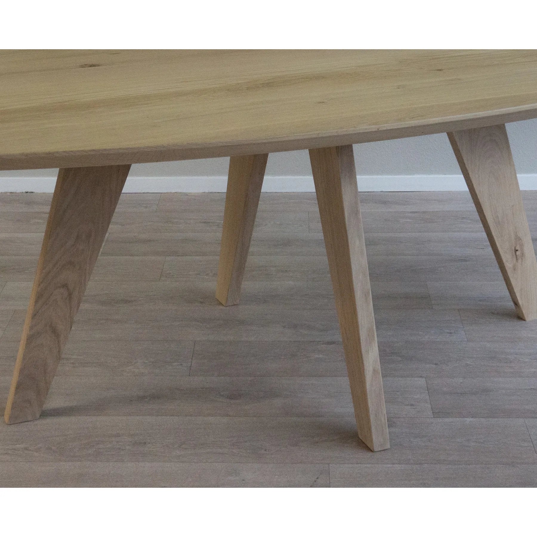 Ovale eettafel met Scandinavische eiken poten