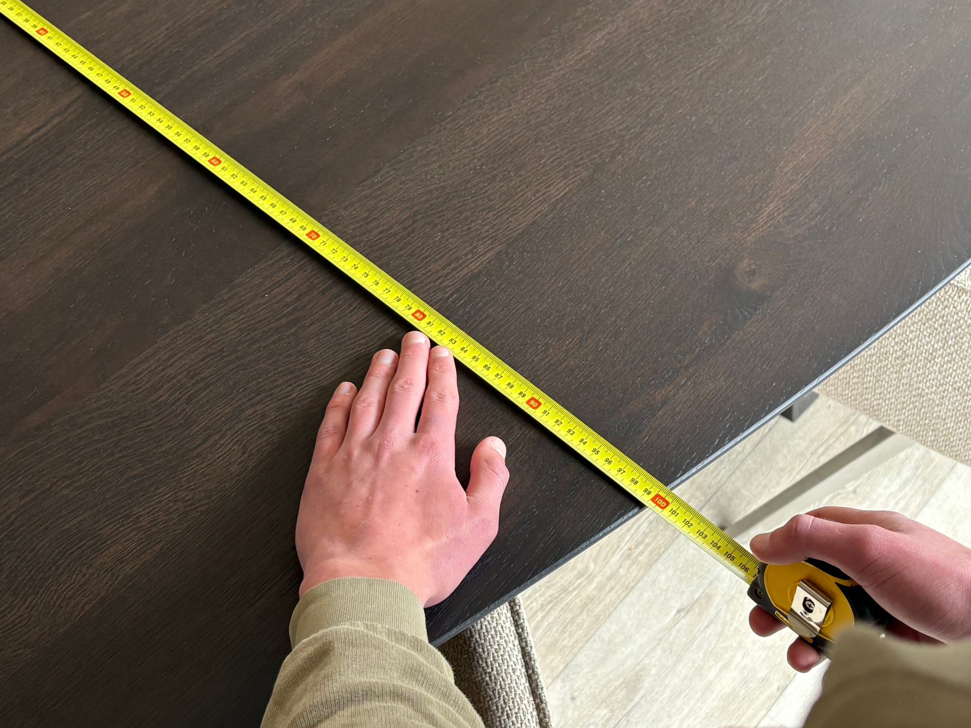 Het afmeten van een tafel op maat