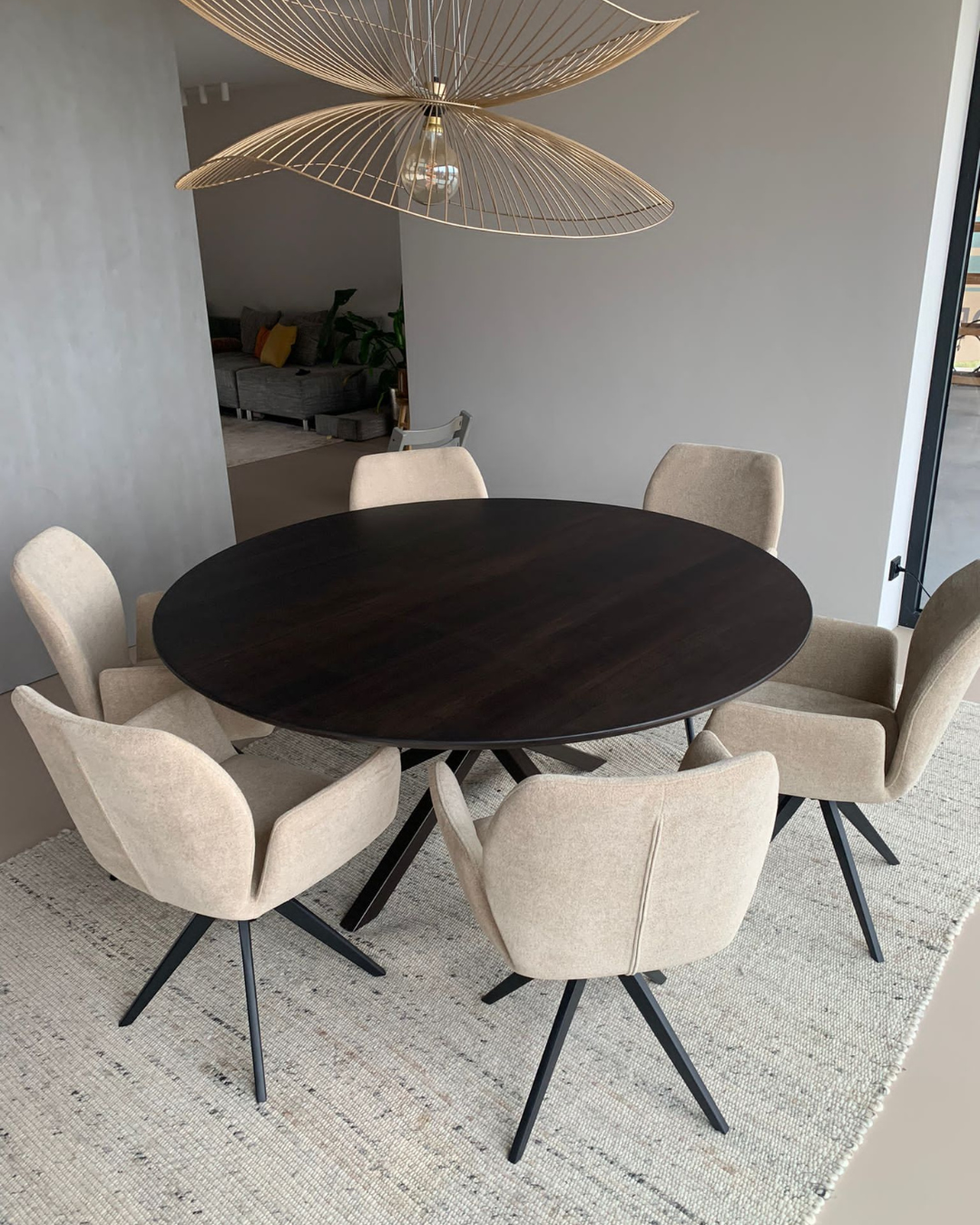 Hoeveel stoelen passen rondom een ronde eettafel?