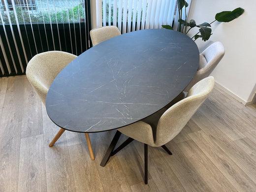 Voordelen van een HPL eettafel die staat in de showroom