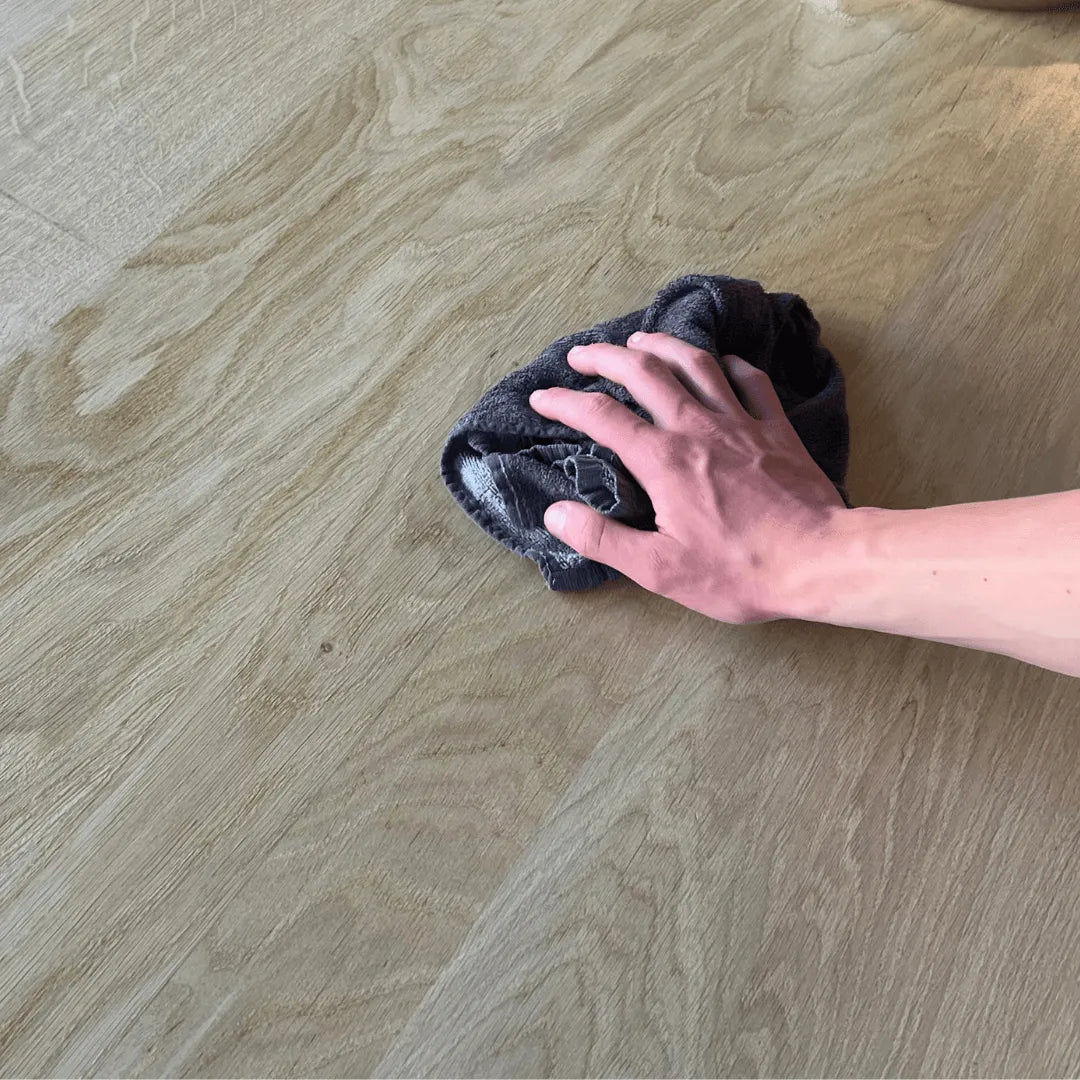 Massief eiken eettafel die onderhoud krijgt