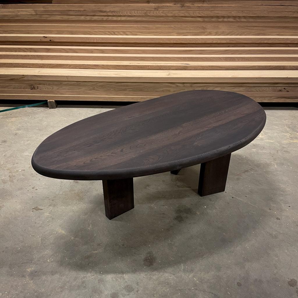 Salontafel van eikenhout in kiezelvorm