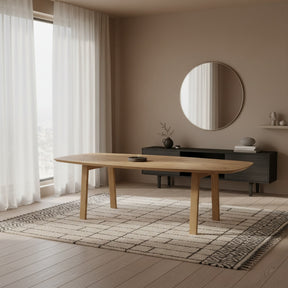 Deens ovale eettafel met houten trapezium poten
