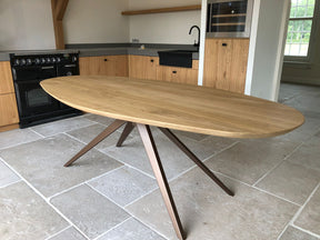 Deens ovale eettafel met tapse spinpoot