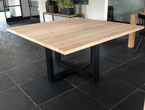 Eiken vierkante eettafel met stalen U poot
