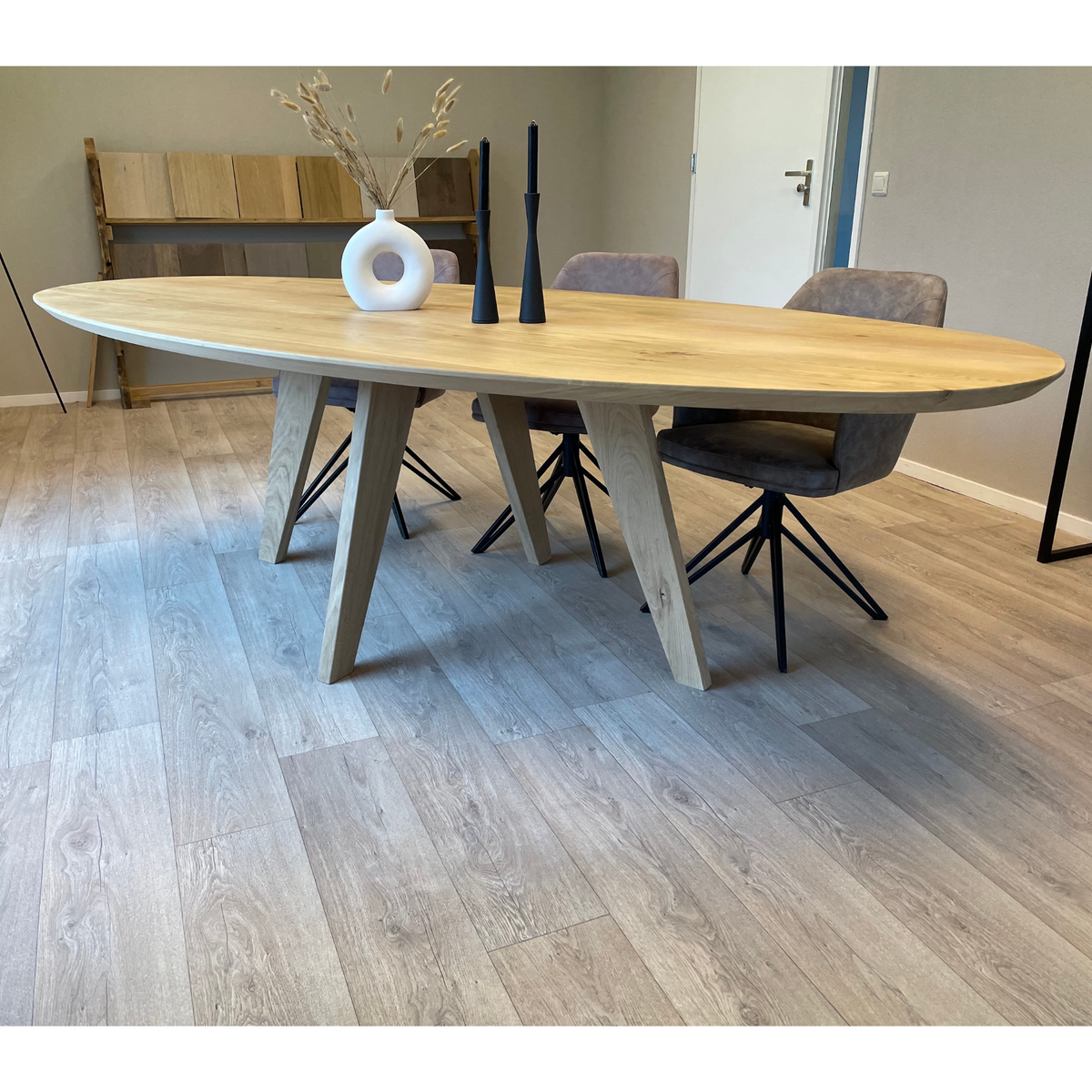 Ovale eettafel met Scandinavische eiken poten