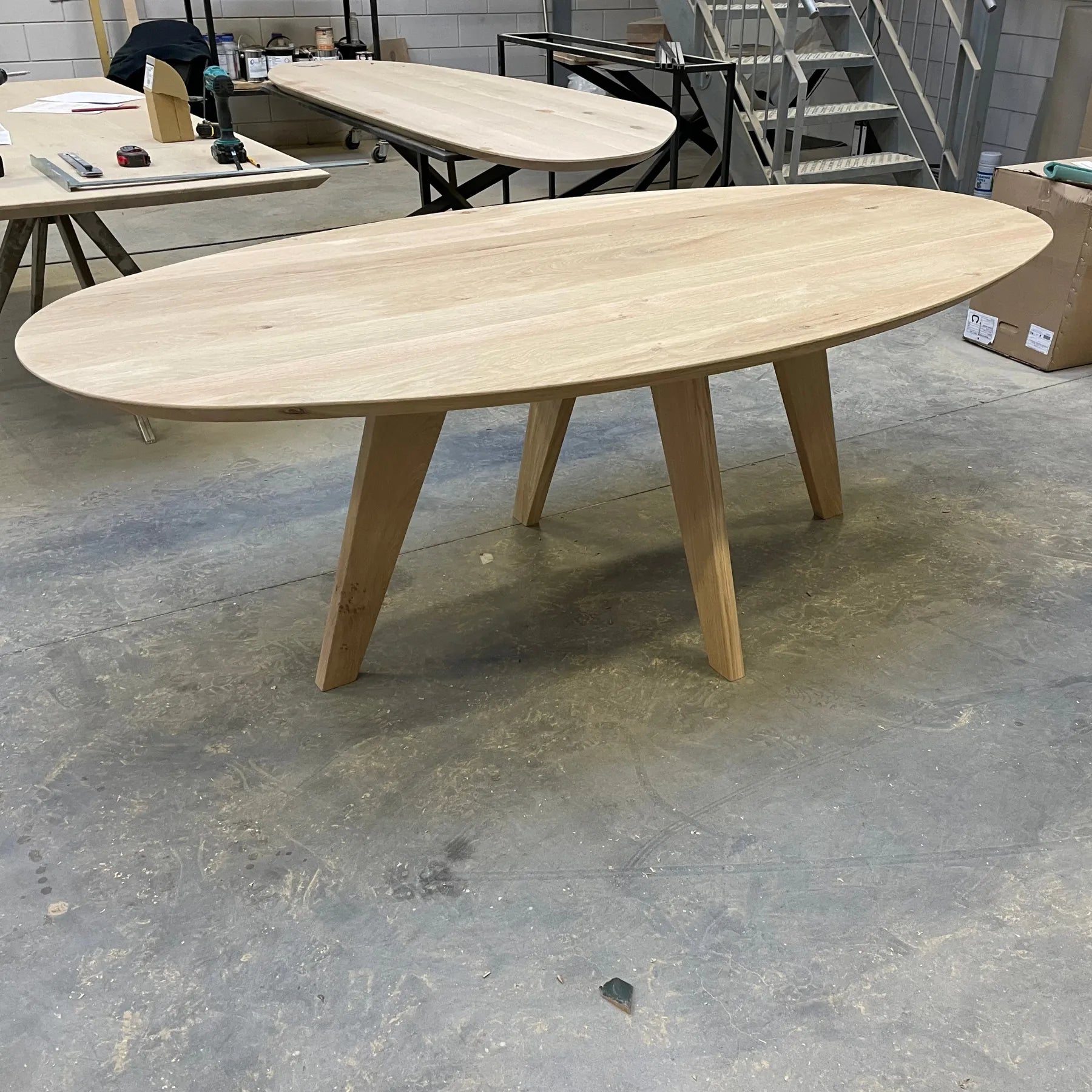 Ovale eettafel met Scandinavische eiken poten