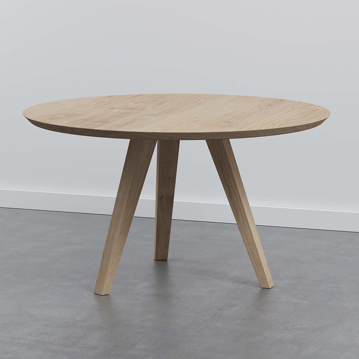 Ronde eettafel eiken met tapse Scandinavische poten