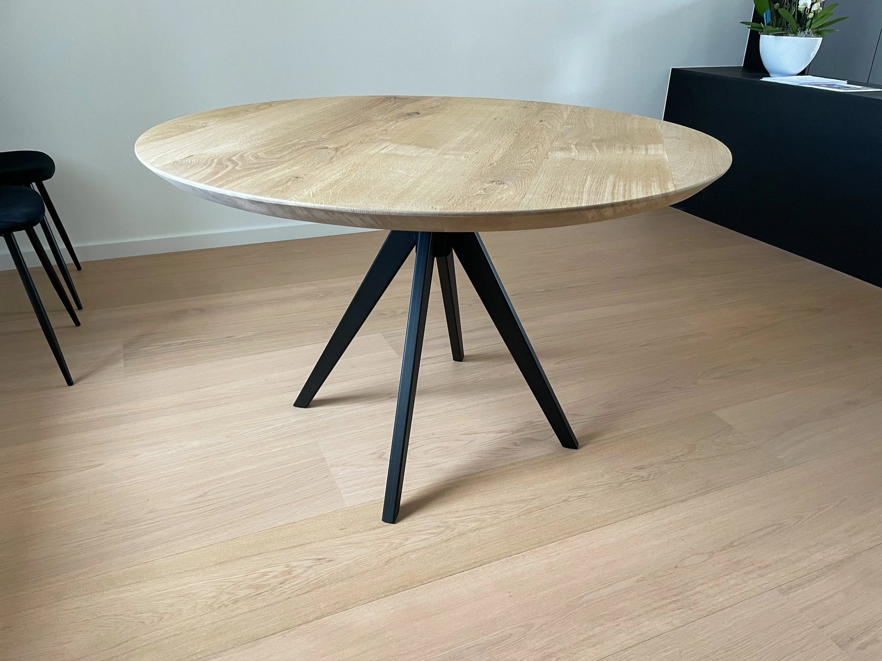 Ronde eettafel eiken met tapse spinpoot
