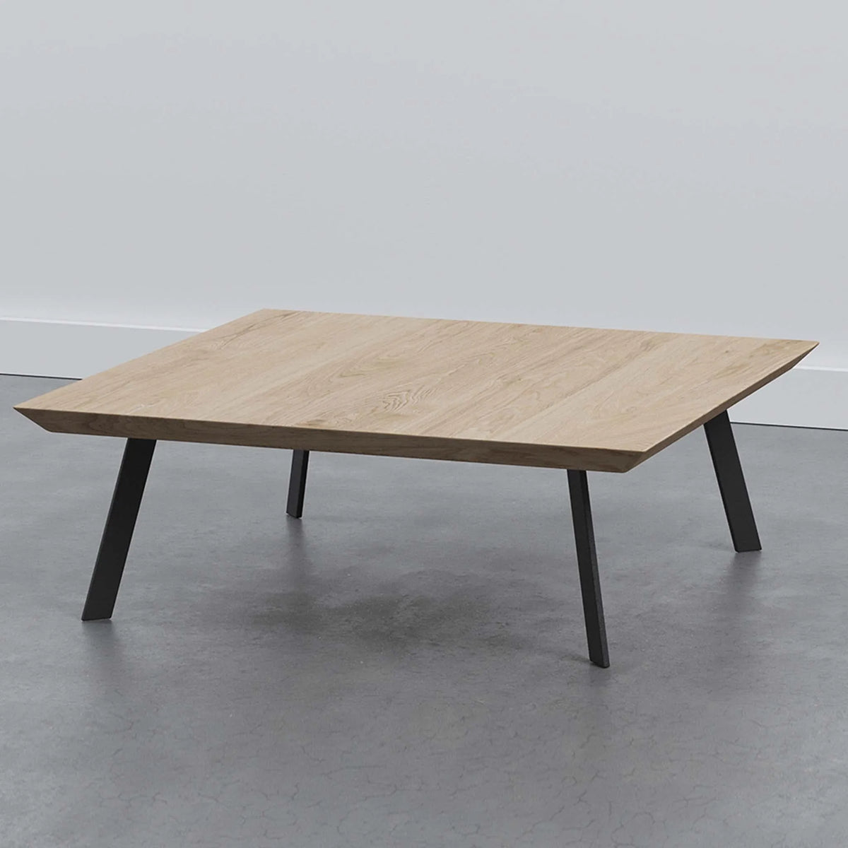 Vierkante salontafel met schuine poot