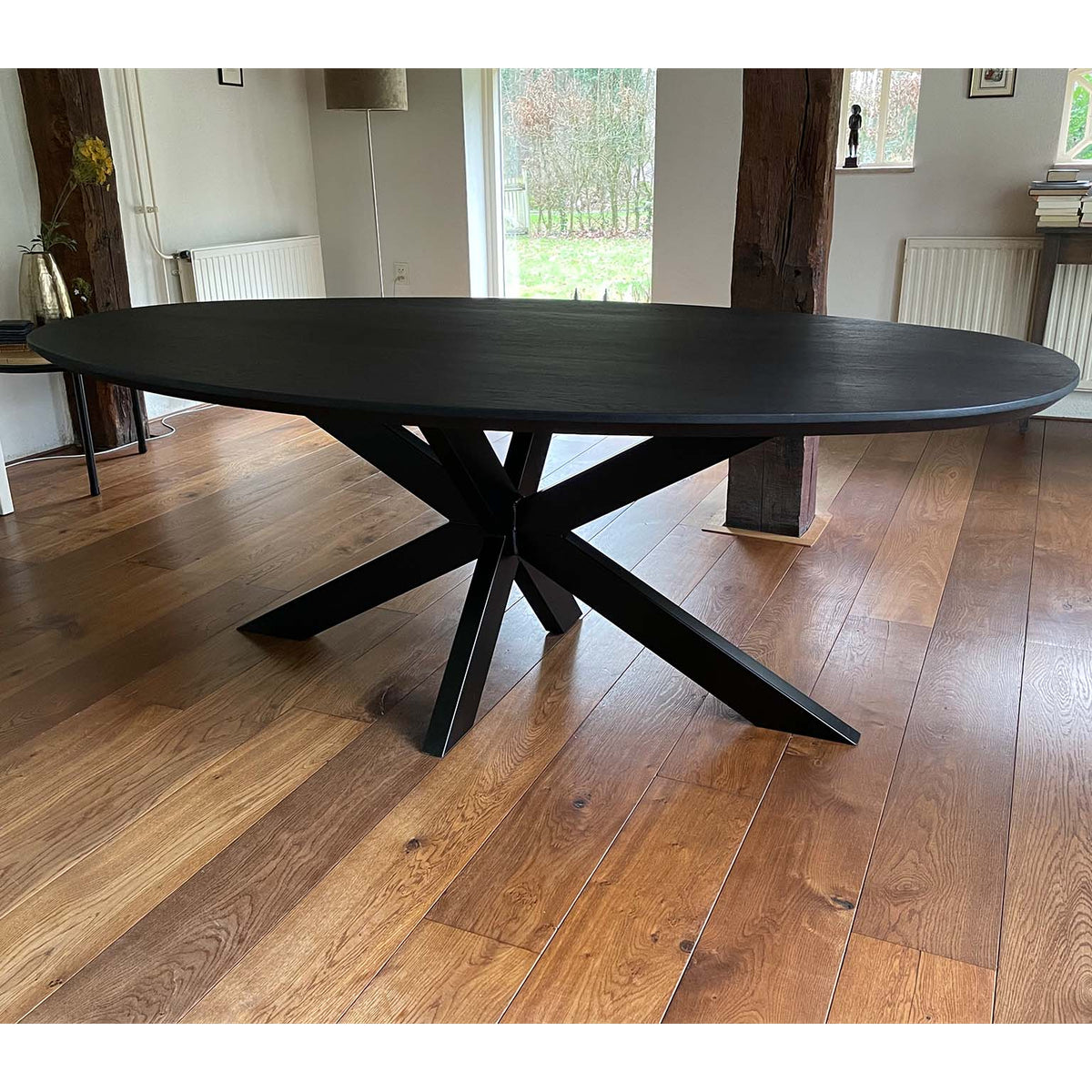 Zwart ovale tafel met matrixpoot
